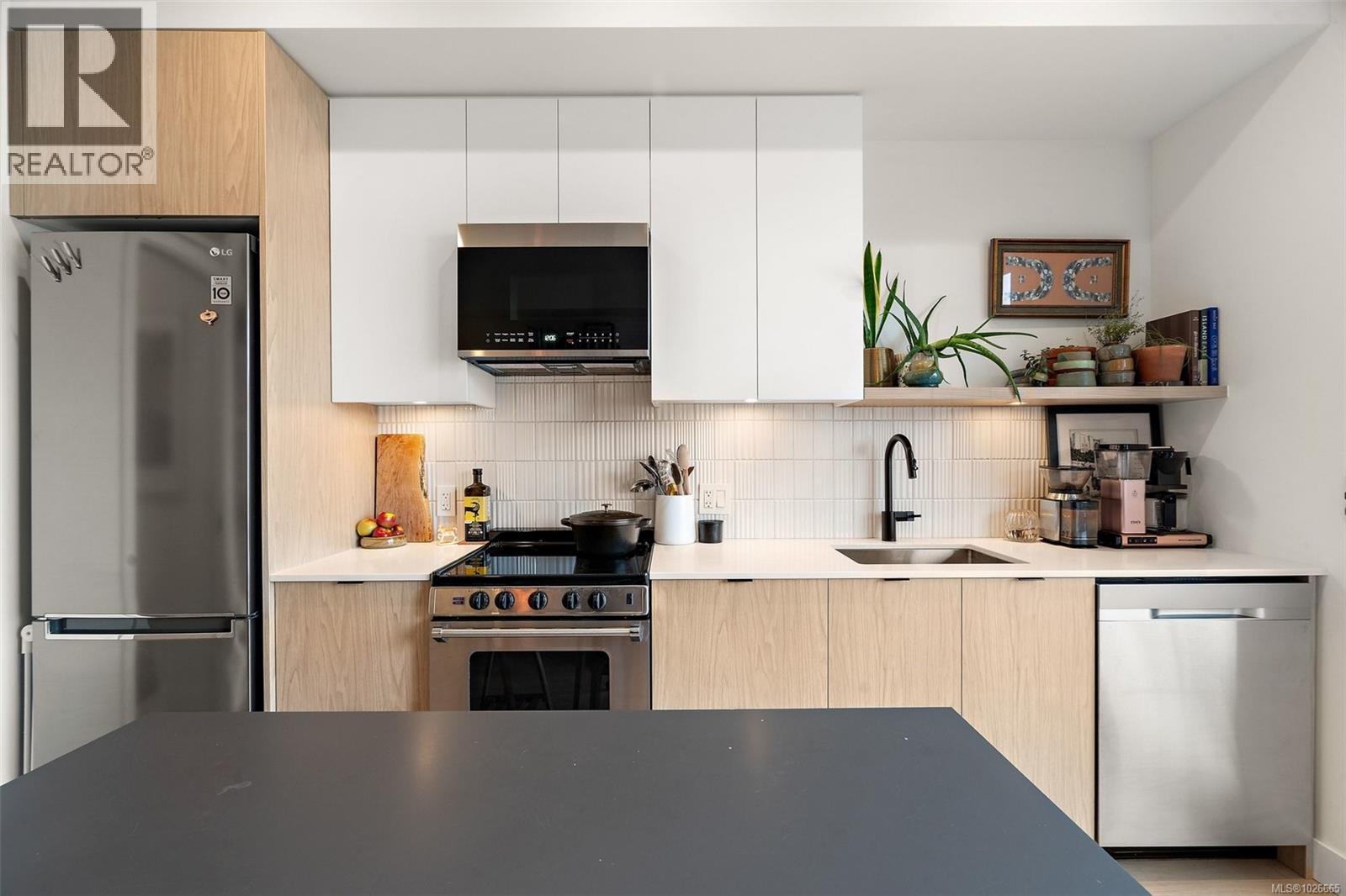 306 1301 Hillside Avenue, Victoria