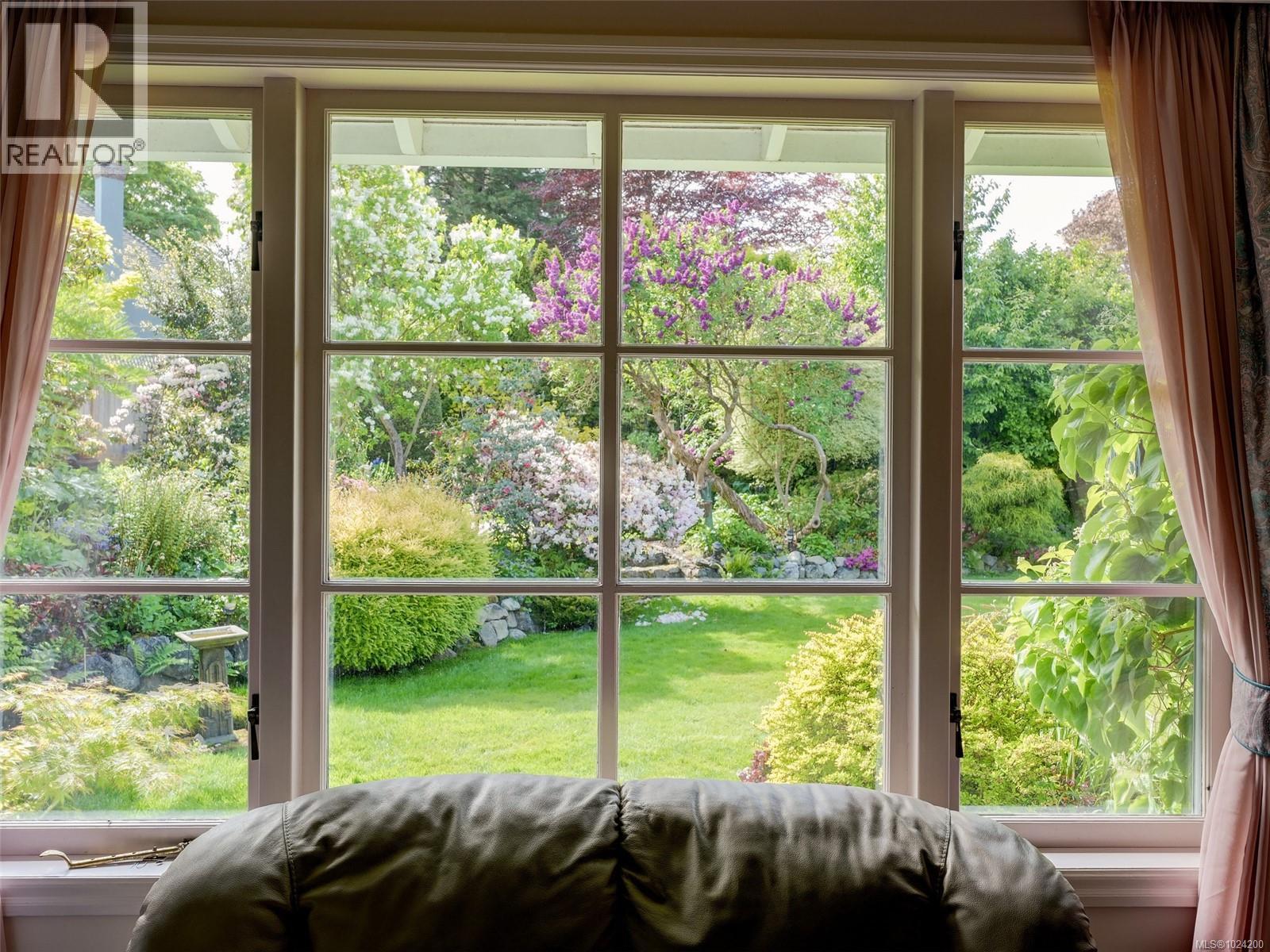  658 Byng Street, Oak Bay