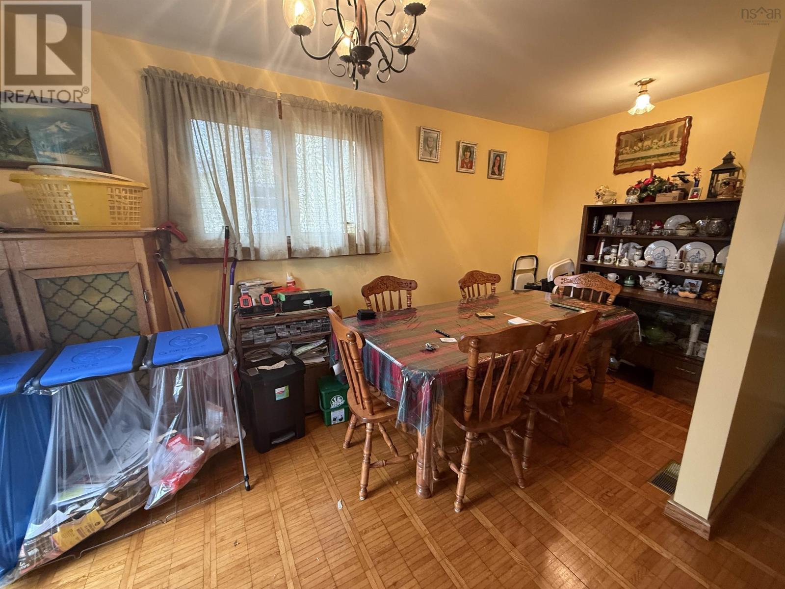 Property 11 of 21 of 198 Renfrew Street