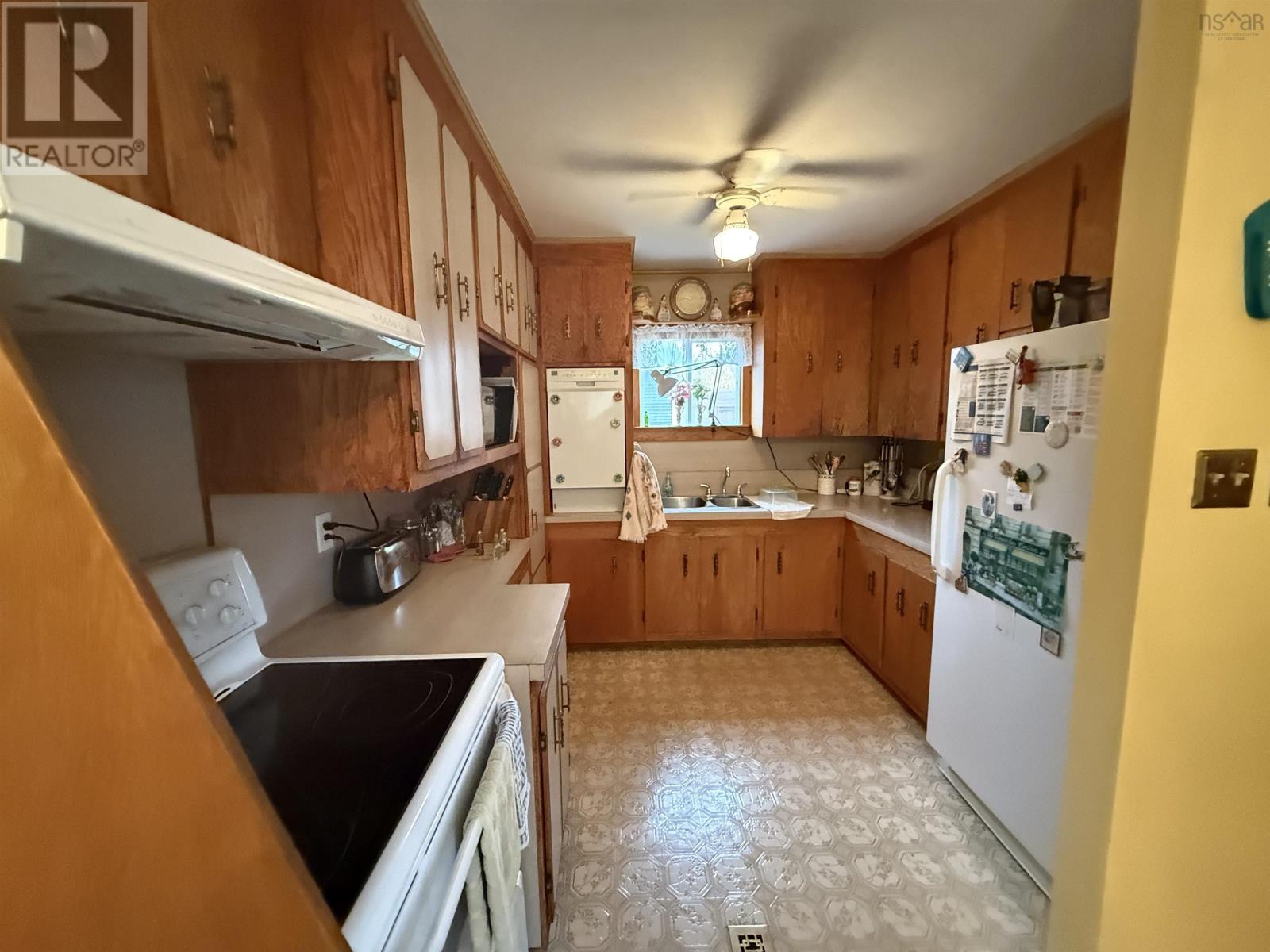 Property 9 of 21 of 198 Renfrew Street