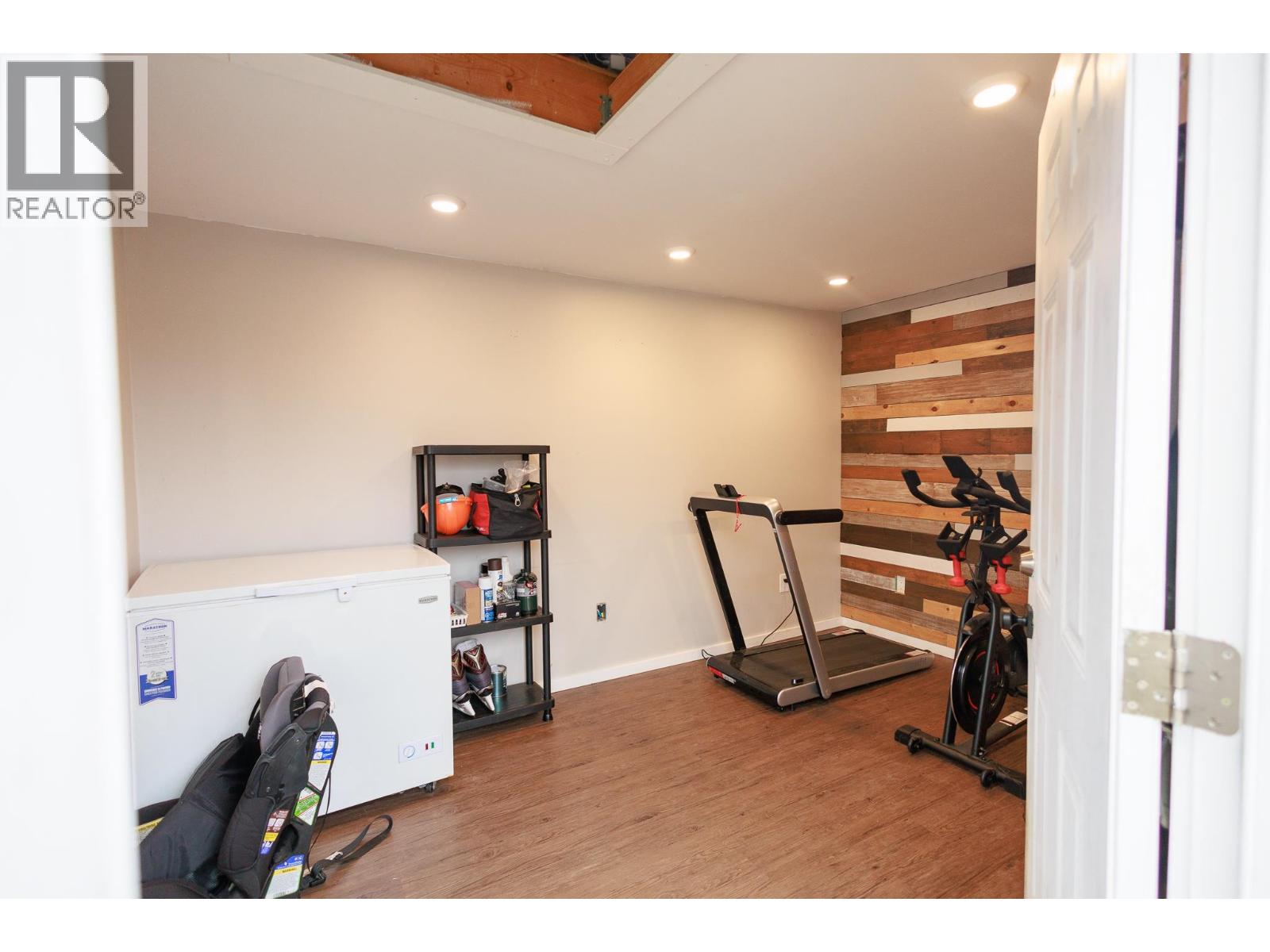 4638 GRAHAM Avenue, Terrace