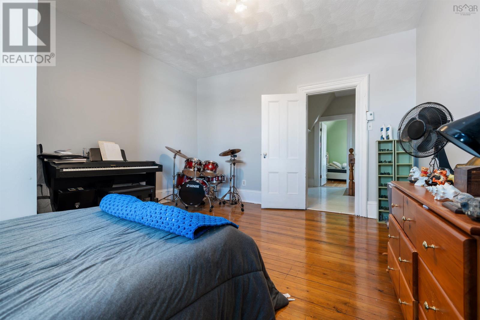 Property 45 of 50 of 251 Victoria Street E