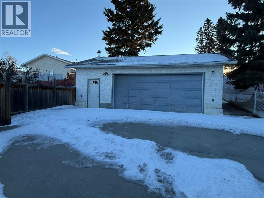 131 COLLINGE Road - Photo 3 of 26, Hinton, Alberta