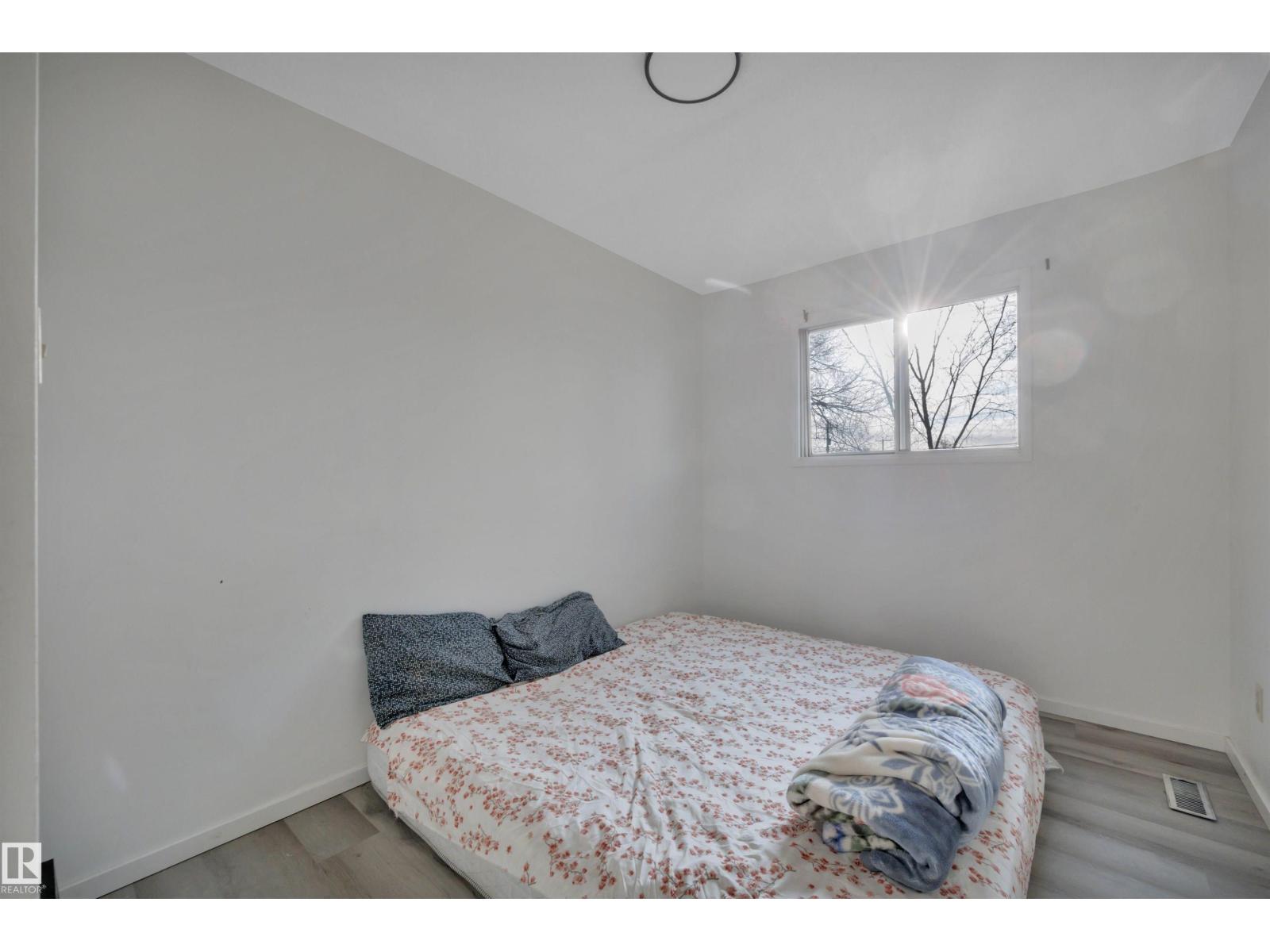 8216-8222 120 AV NW, Edmonton