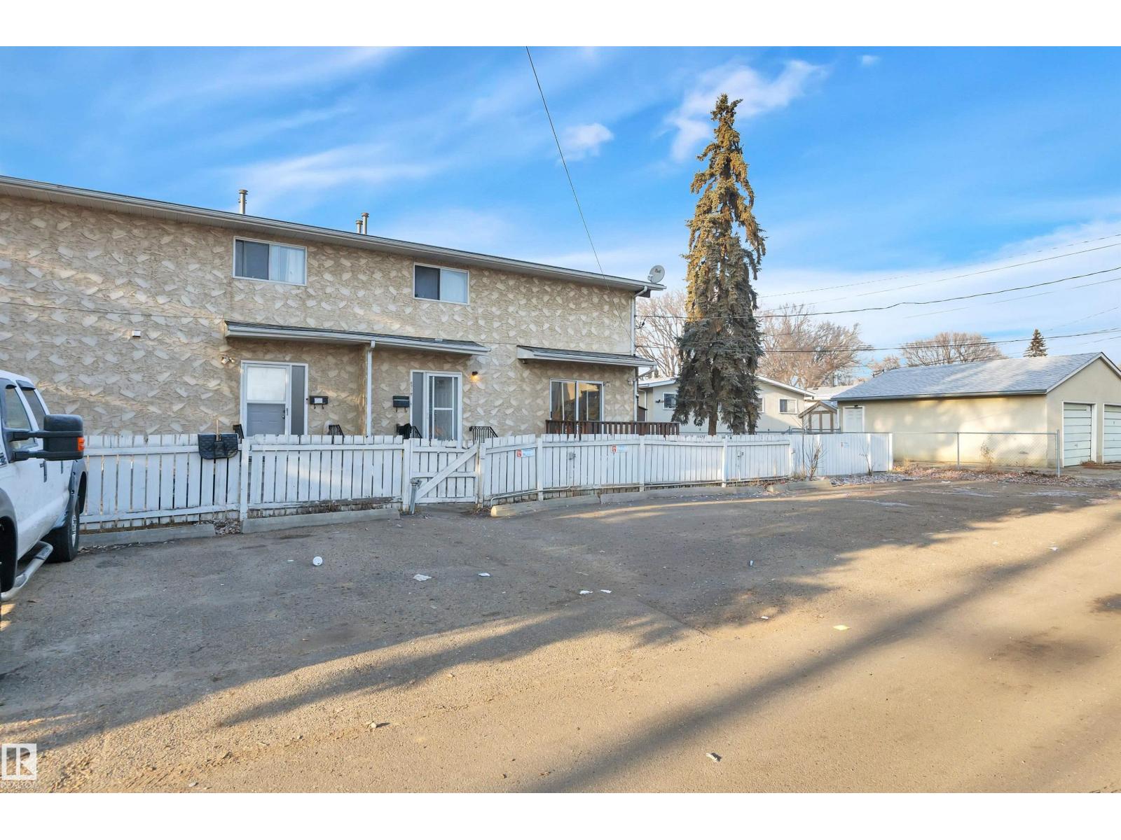 8216-8222 120 AV NW, Edmonton