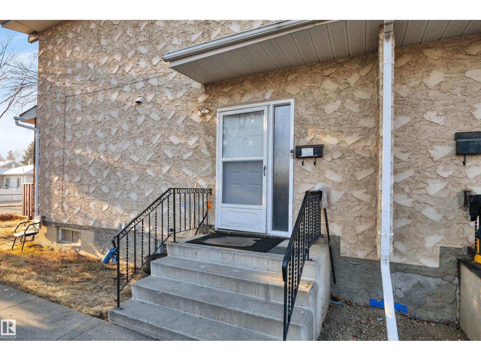 8216-8222 120 AV NW, Edmonton