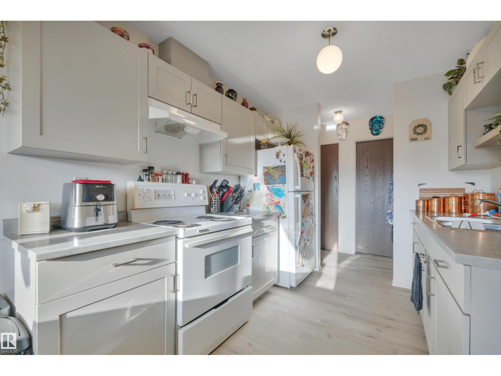 8216-8222 120 AV NW, Edmonton