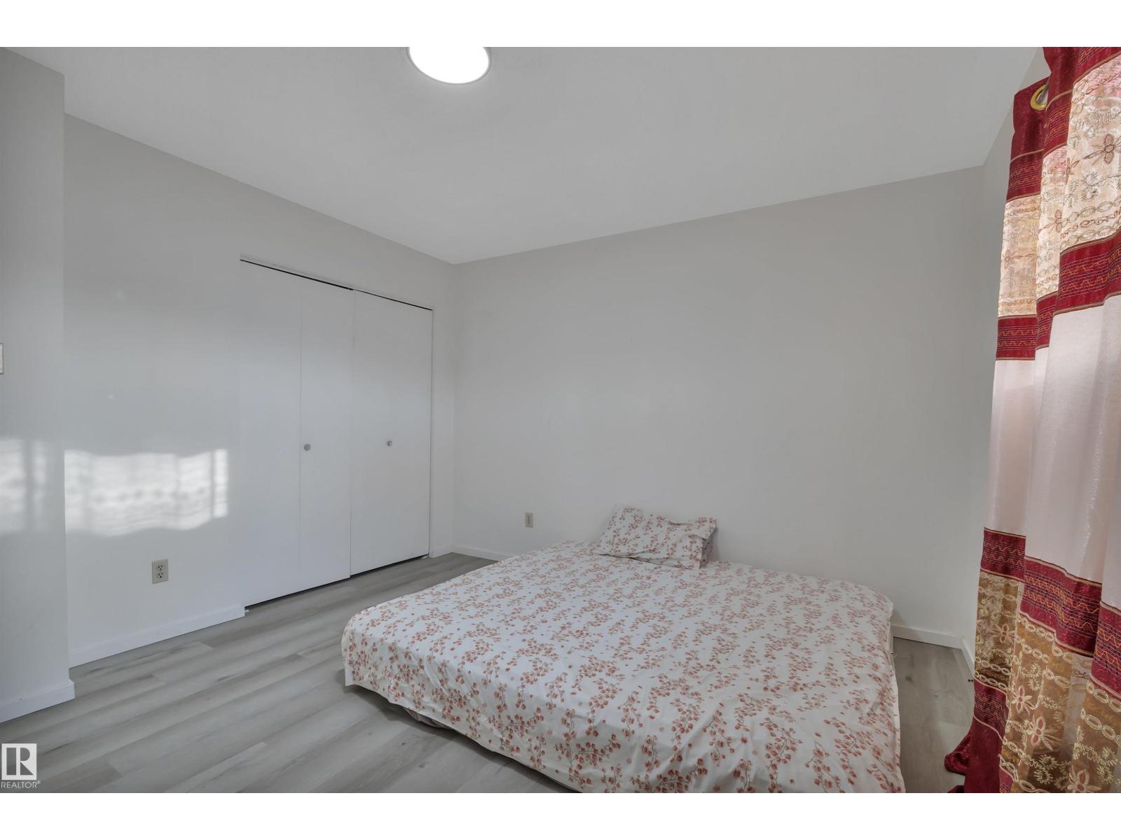 8216-8222 120 AV NW, Edmonton