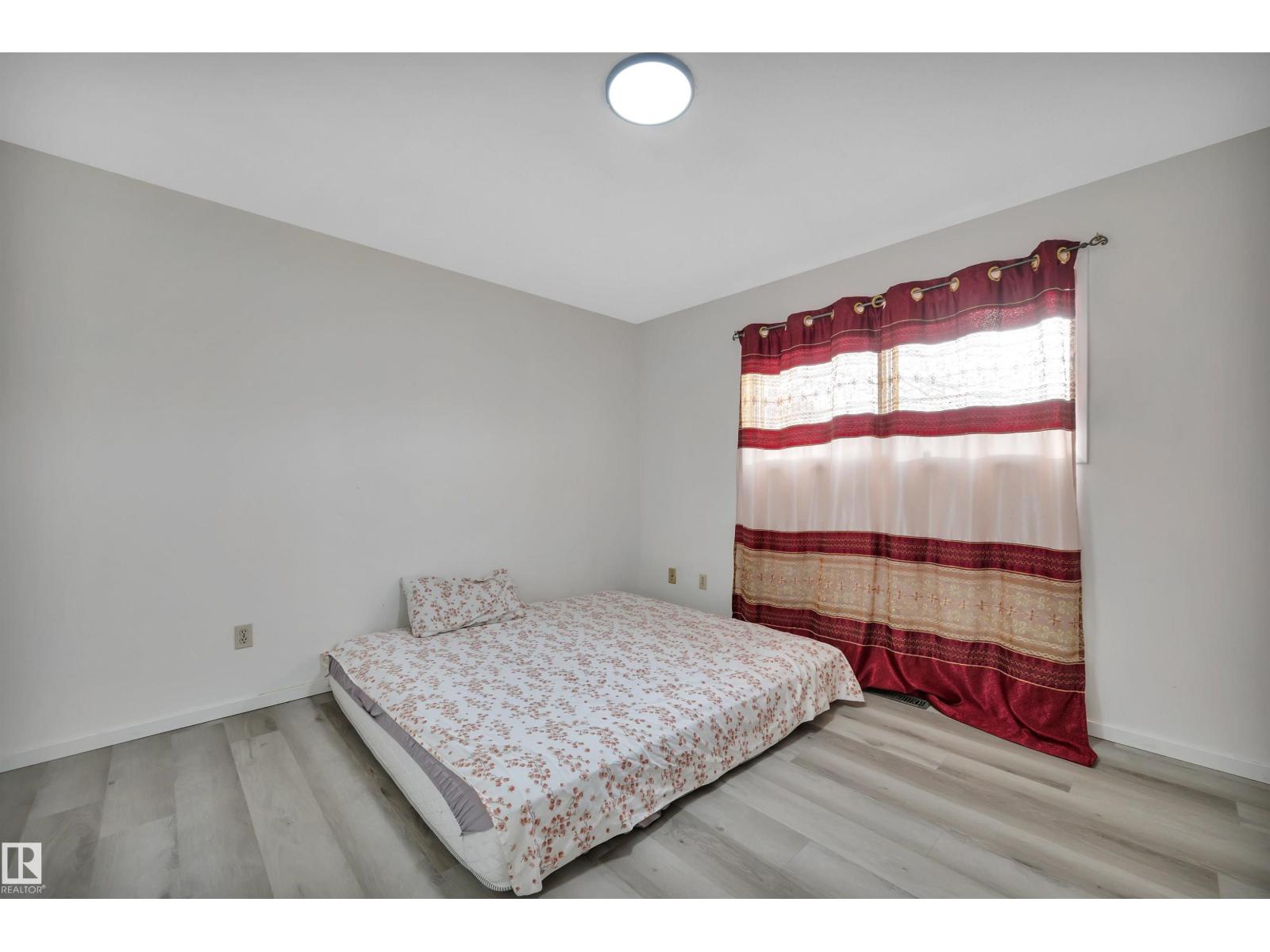 8216-8222 120 AV NW, Edmonton