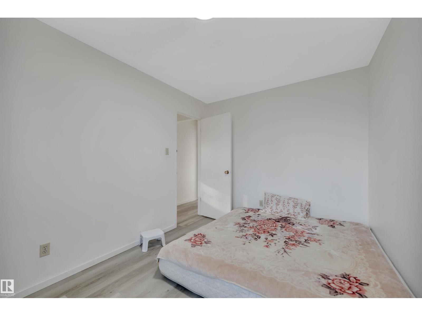 8216-8222 120 AV NW, Edmonton