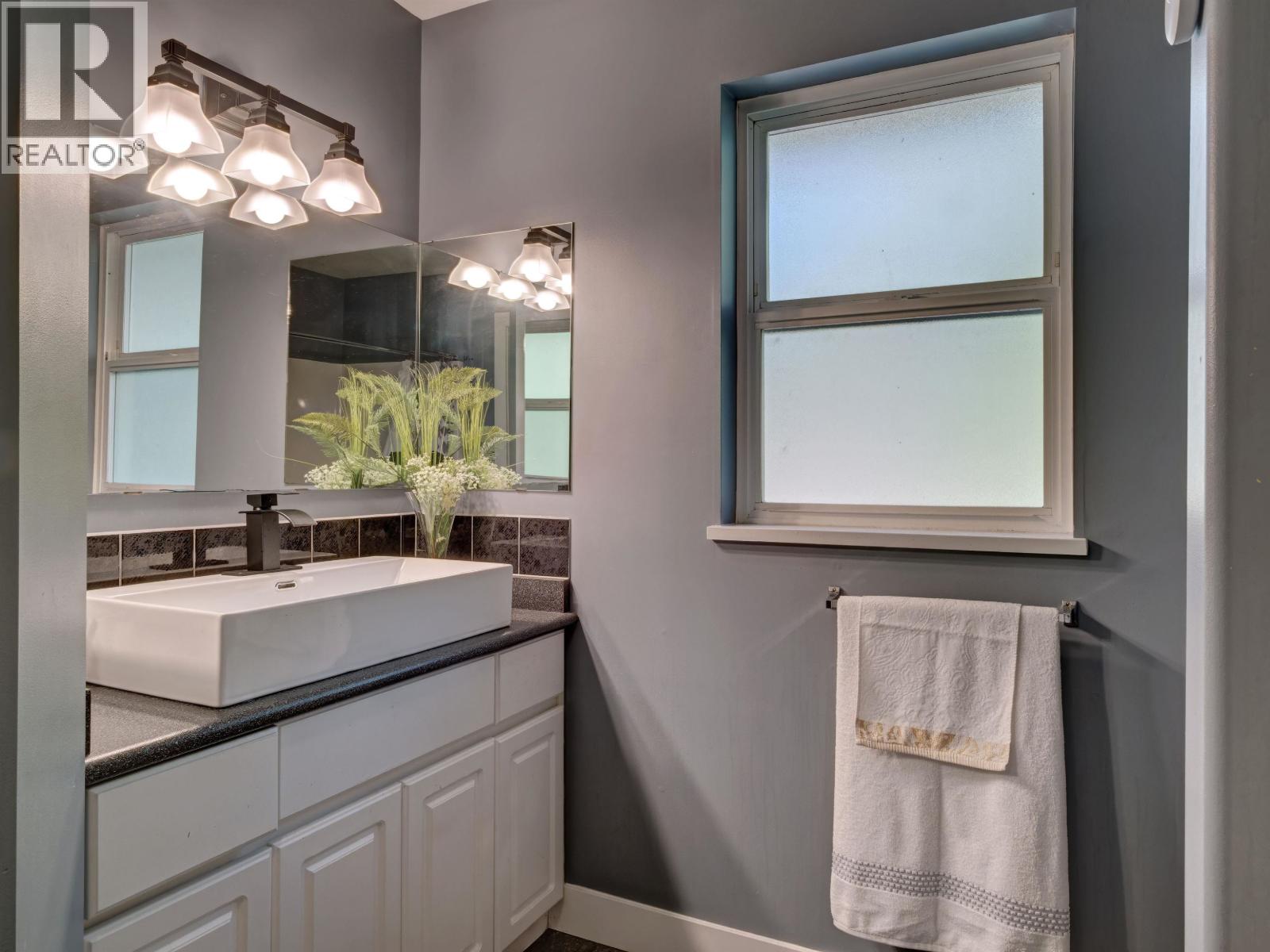 7629 REDROOFFS ROAD, Halfmoon Bay