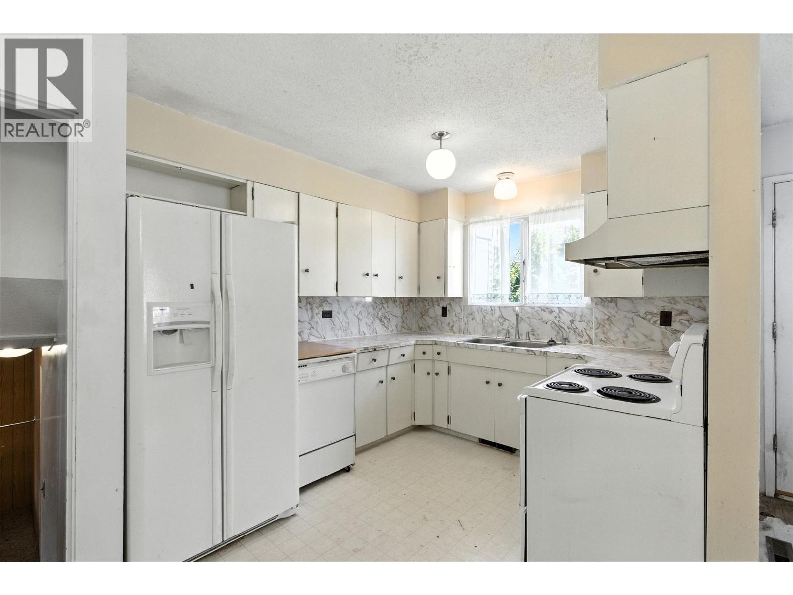 242 Cliff Crescent, Ashcroft