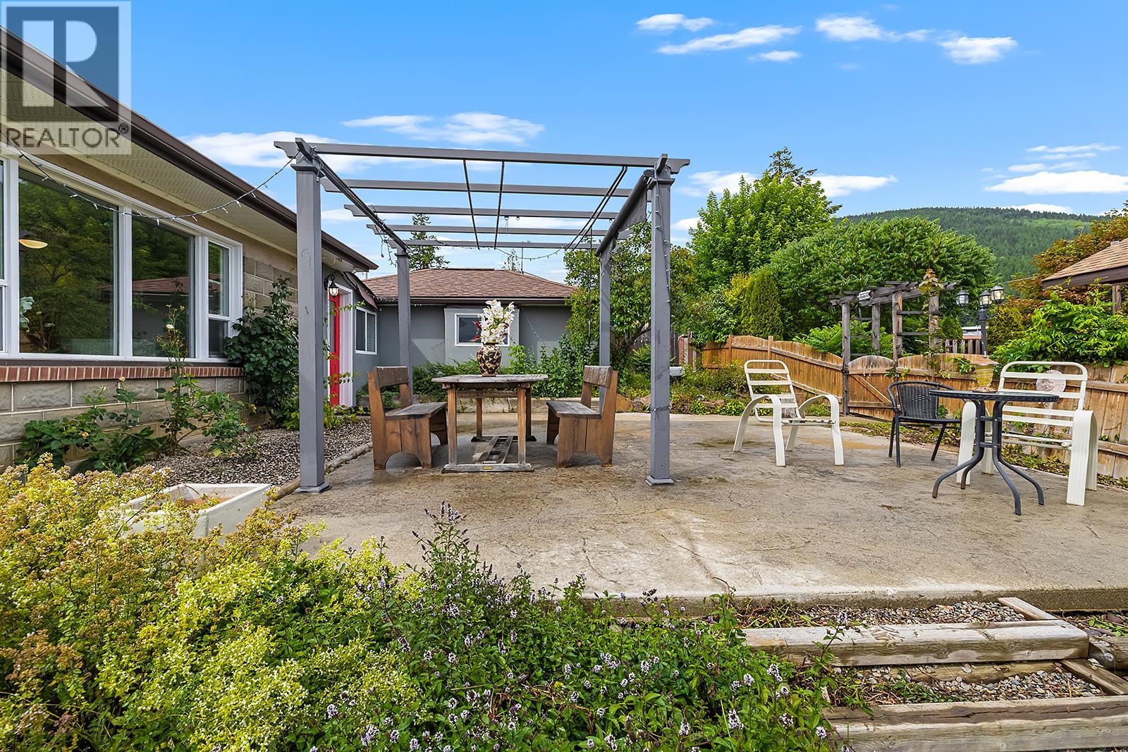 1417B HILLSIDE Street - Photo 3 of 32, Creston, British Columbia