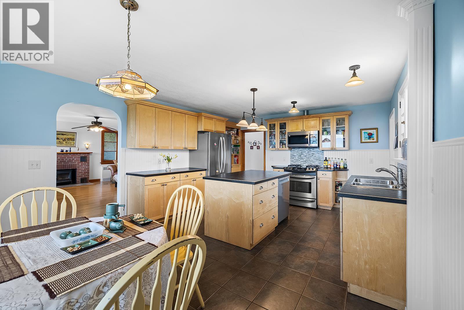 1417B HILLSIDE Street - Photo 5 of 32, Creston, British Columbia