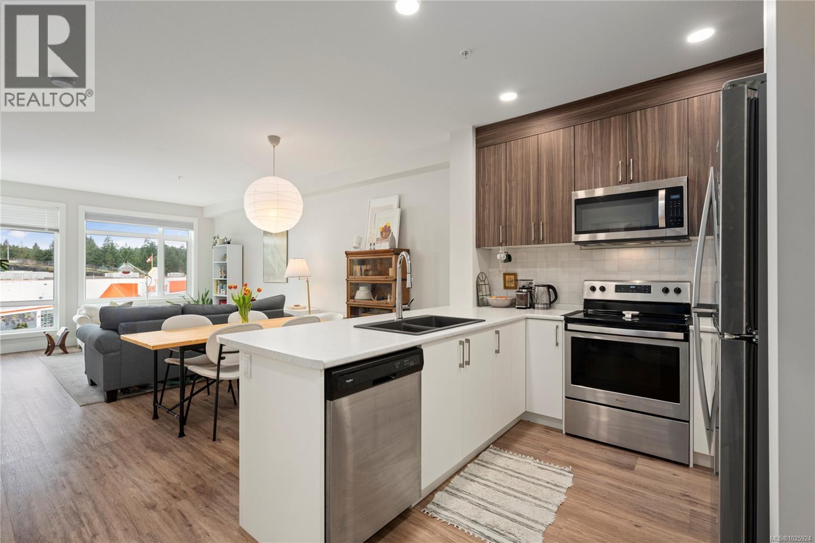 305 6540 Metral Dr, Nanaimo