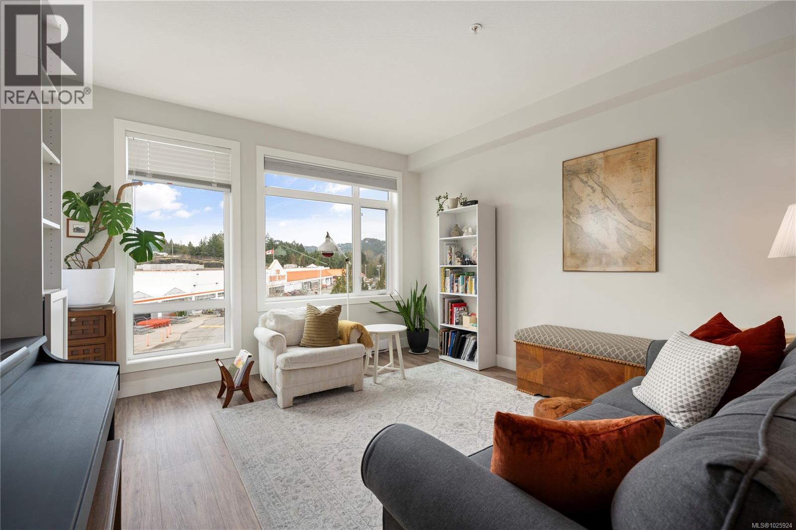 305 6540 Metral Dr, Nanaimo