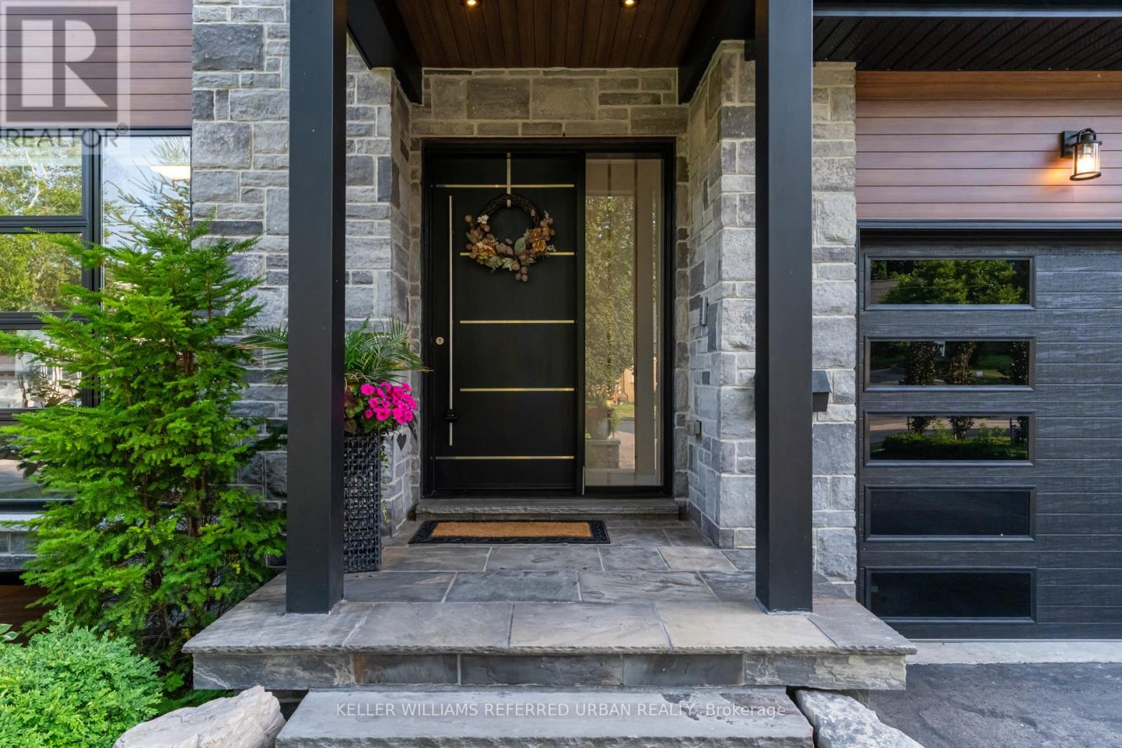 1376 Applewood photo 3