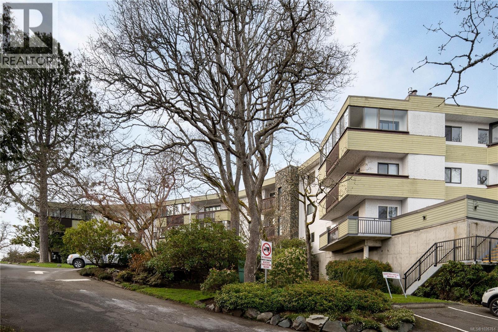 116 3962 Cedar Hill Road, Saanich