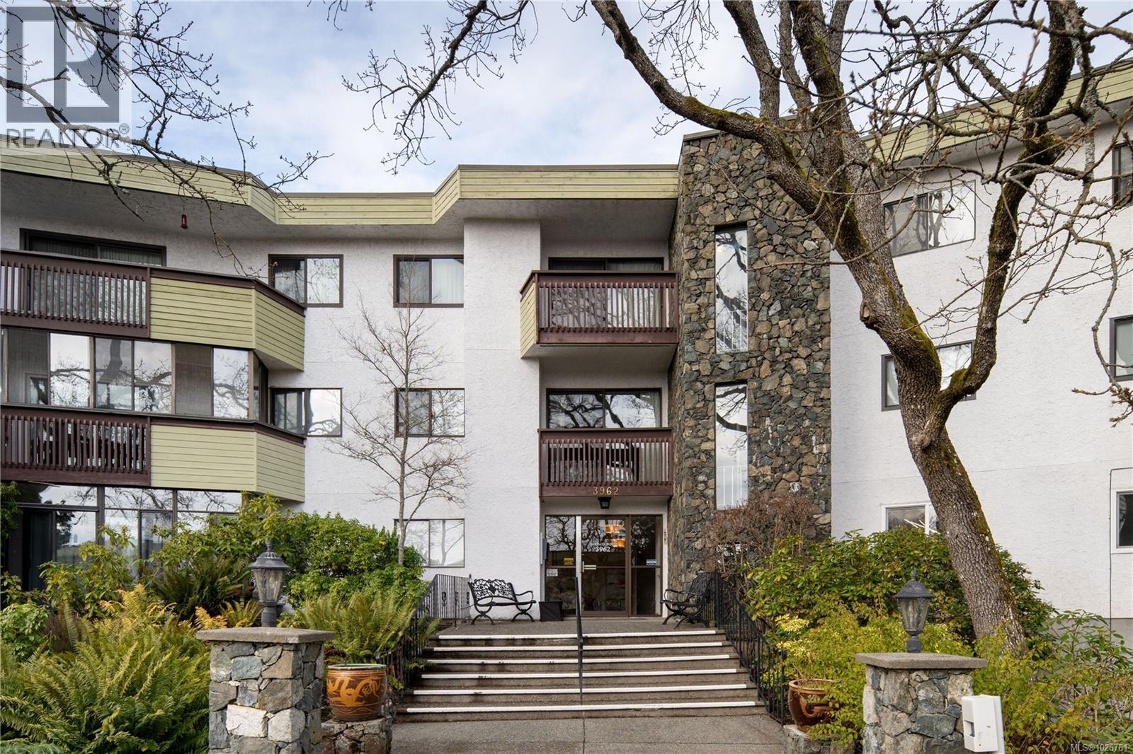 116 3962 Cedar Hill Road, Saanich