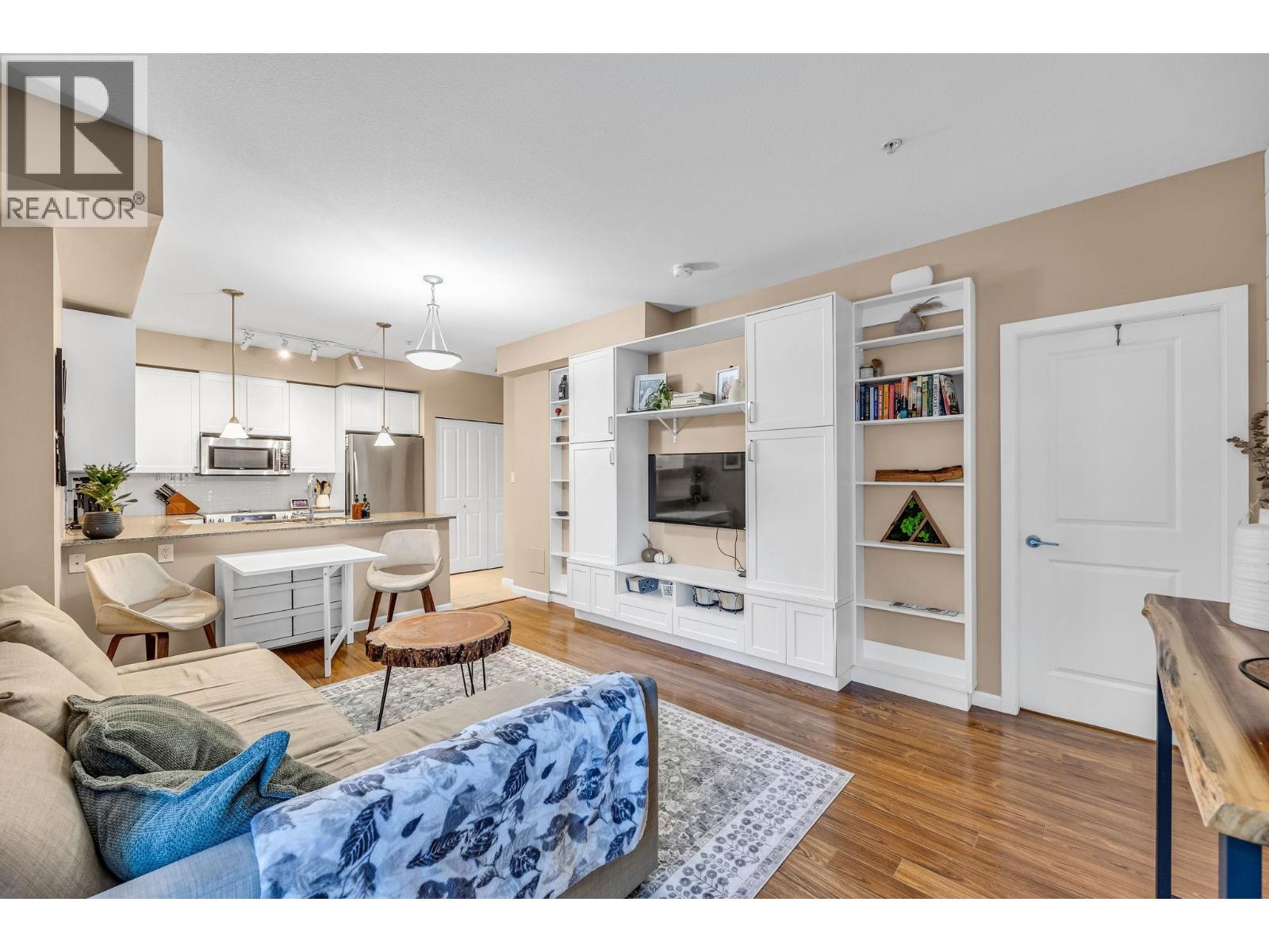 3 12 E ROYAL AVENUE - Photo 3 of 29, New Westminster, British Columbia