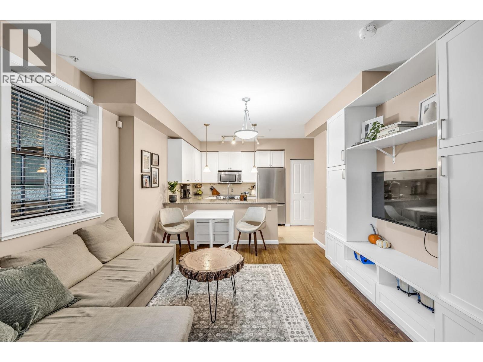 3 12 E ROYAL AVENUE - Photo 4 of 29, New Westminster, British Columbia