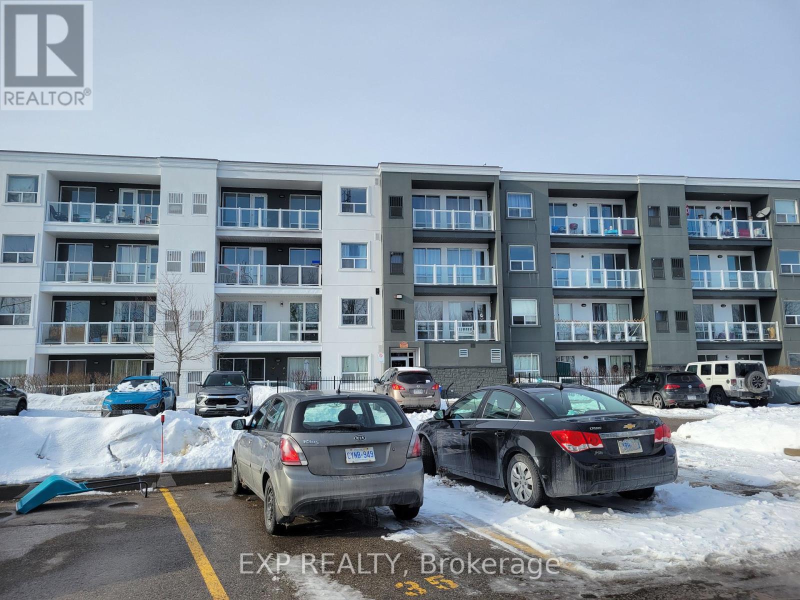 95 Barrie Unit 306 photo 3