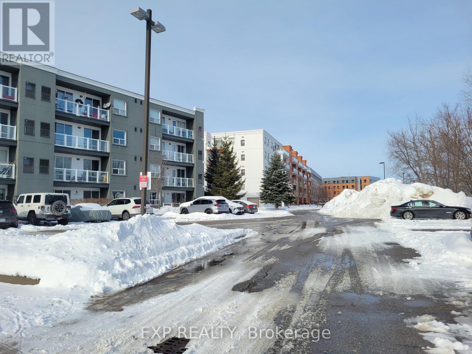 95 Barrie Unit 306 photo 4