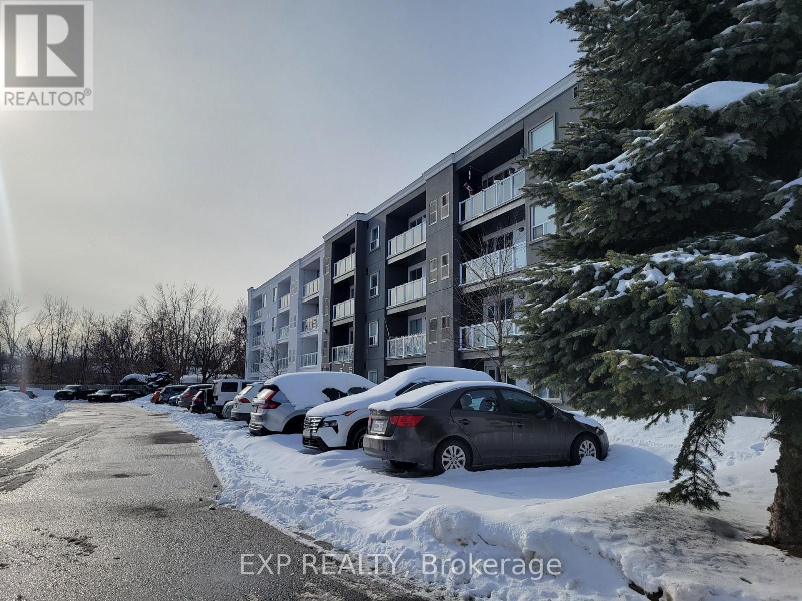 95 Barrie Unit 306 photo 5