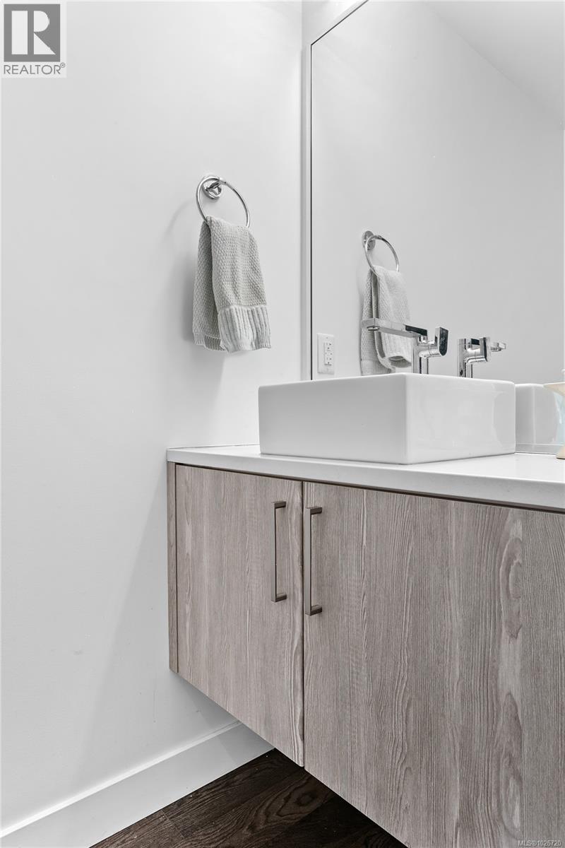 7 1032 Cloverdale Avenue, Saanich