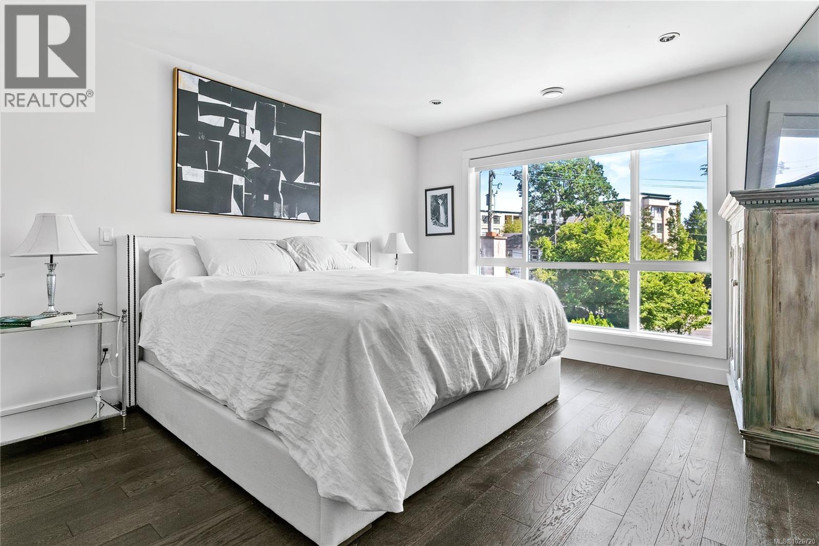 7 1032 Cloverdale Avenue, Saanich