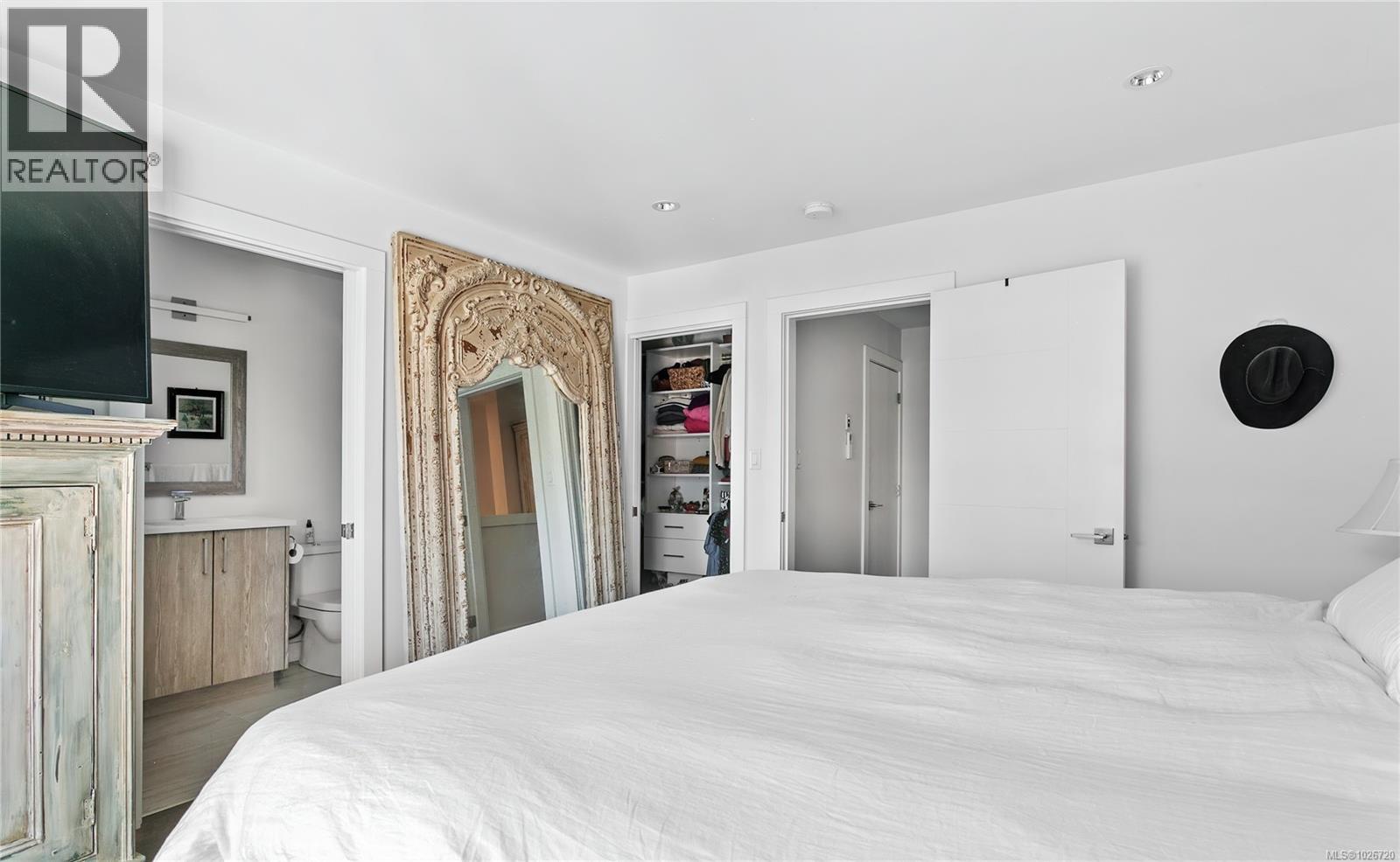 7 1032 Cloverdale Avenue, Saanich