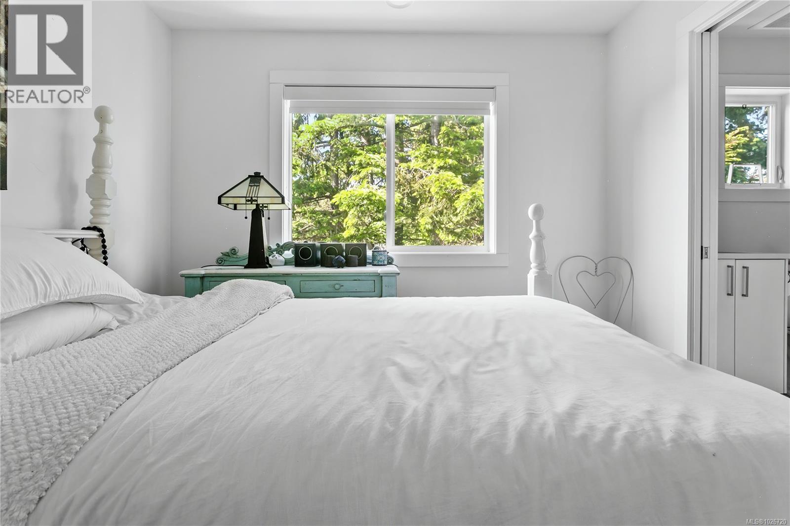 7 1032 Cloverdale Avenue, Saanich