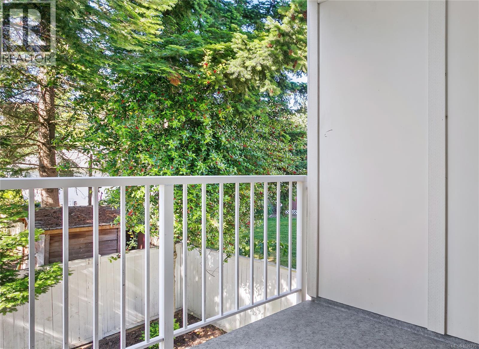 7 1032 Cloverdale Avenue, Saanich