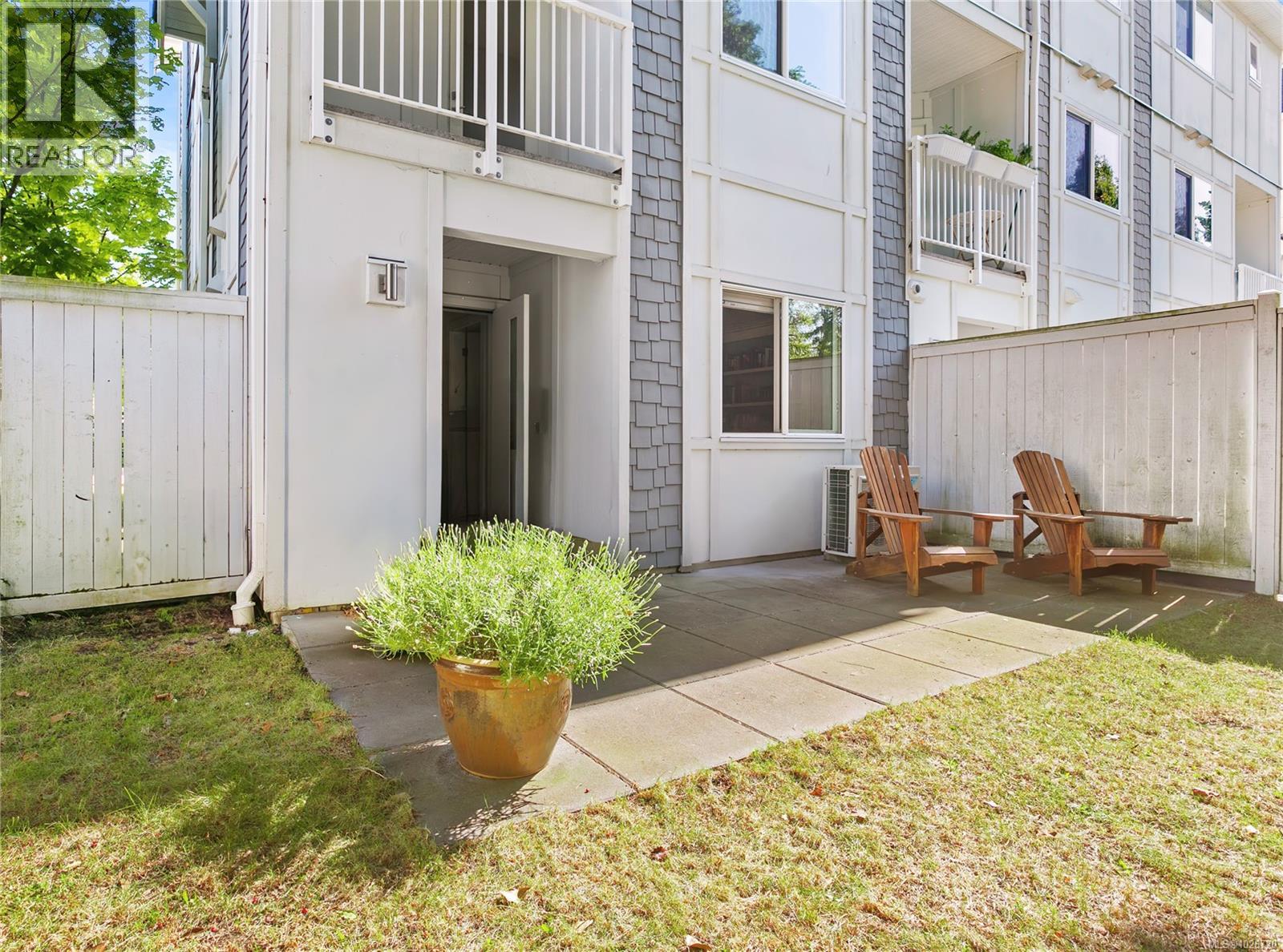 7 1032 Cloverdale Avenue, Saanich