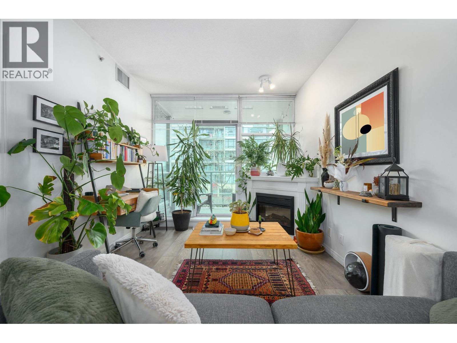 405 168 E ESPLANADE - Photo 2 of 17, North Vancouver, British Columbia