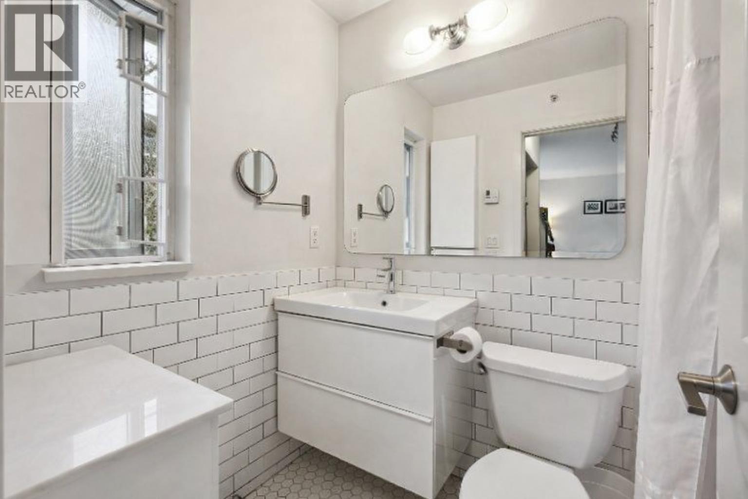 158 W 22ND STREET, North Vancouver