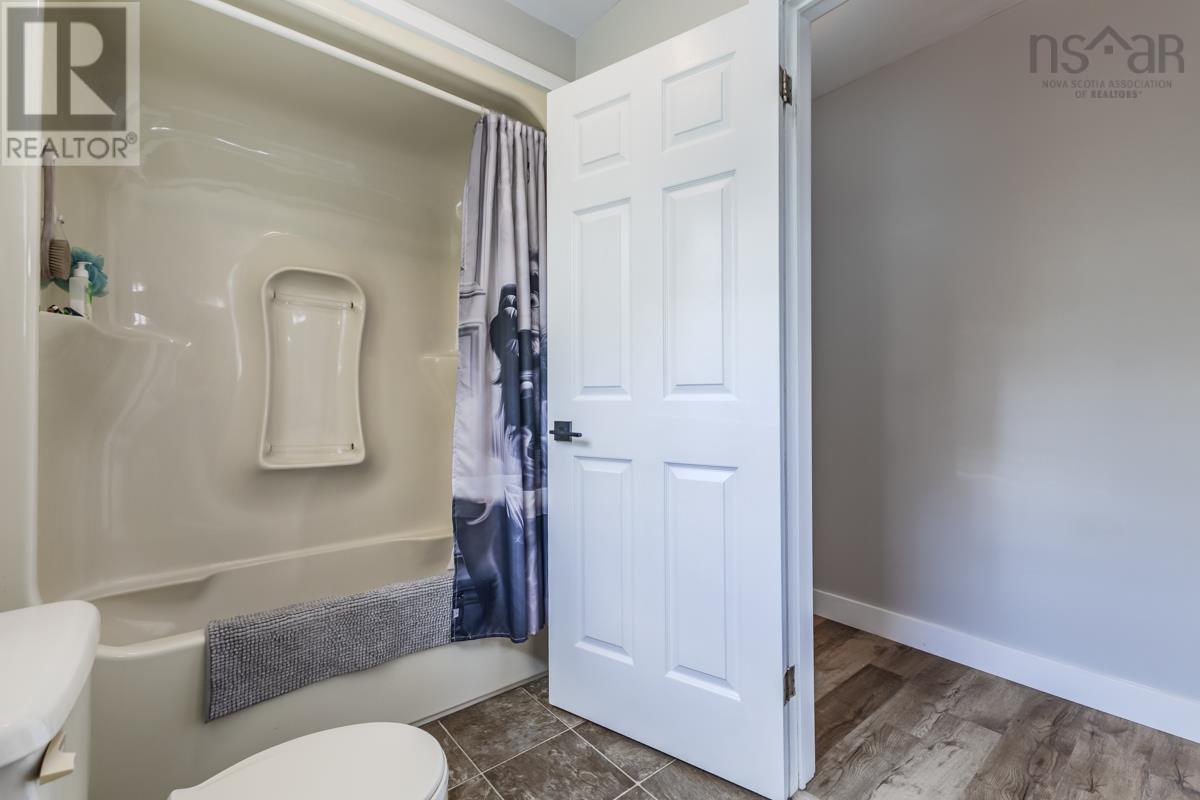 Property 33 of 48 of 122 MEADOWLAND Avenue