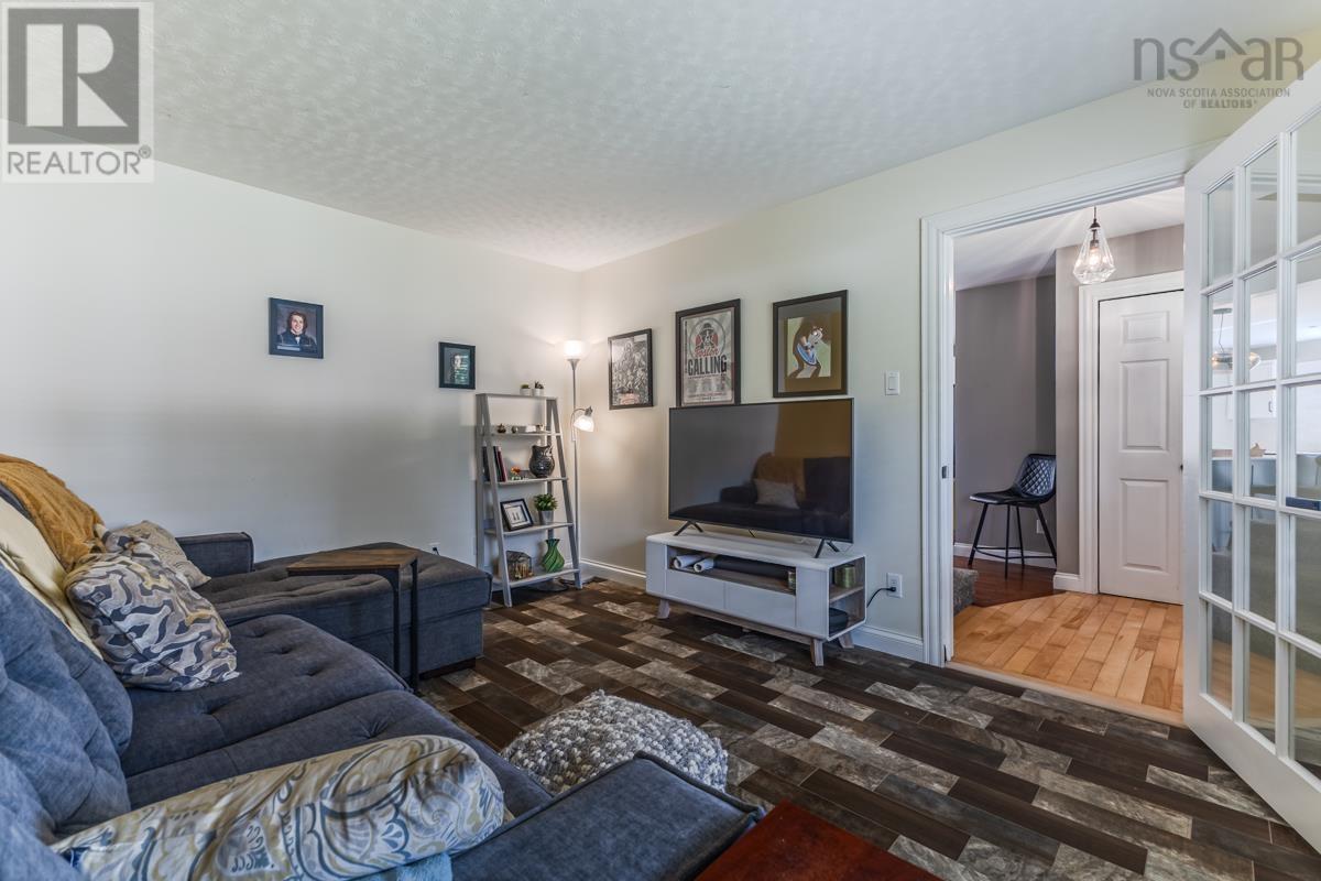 Property 21 of 48 of 122 MEADOWLAND Avenue