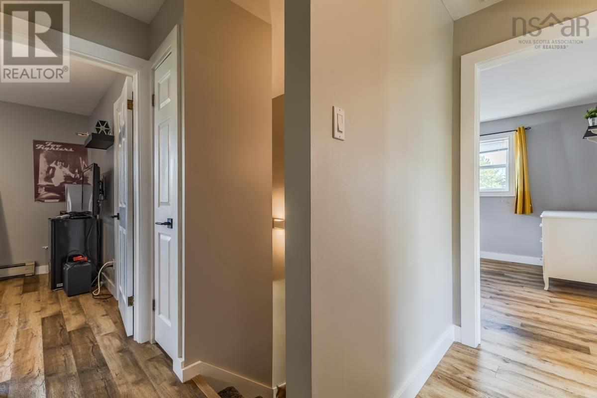 Property 31 of 48 of 122 MEADOWLAND Avenue