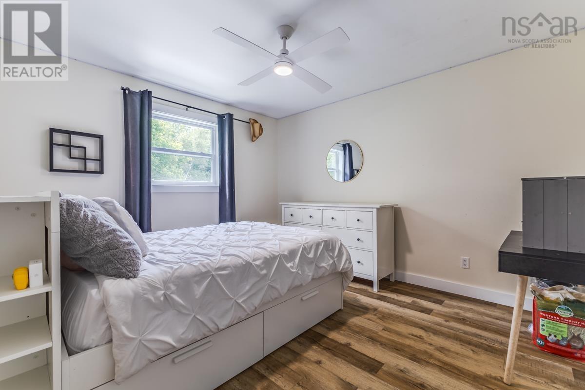 Property 30 of 48 of 122 MEADOWLAND Avenue