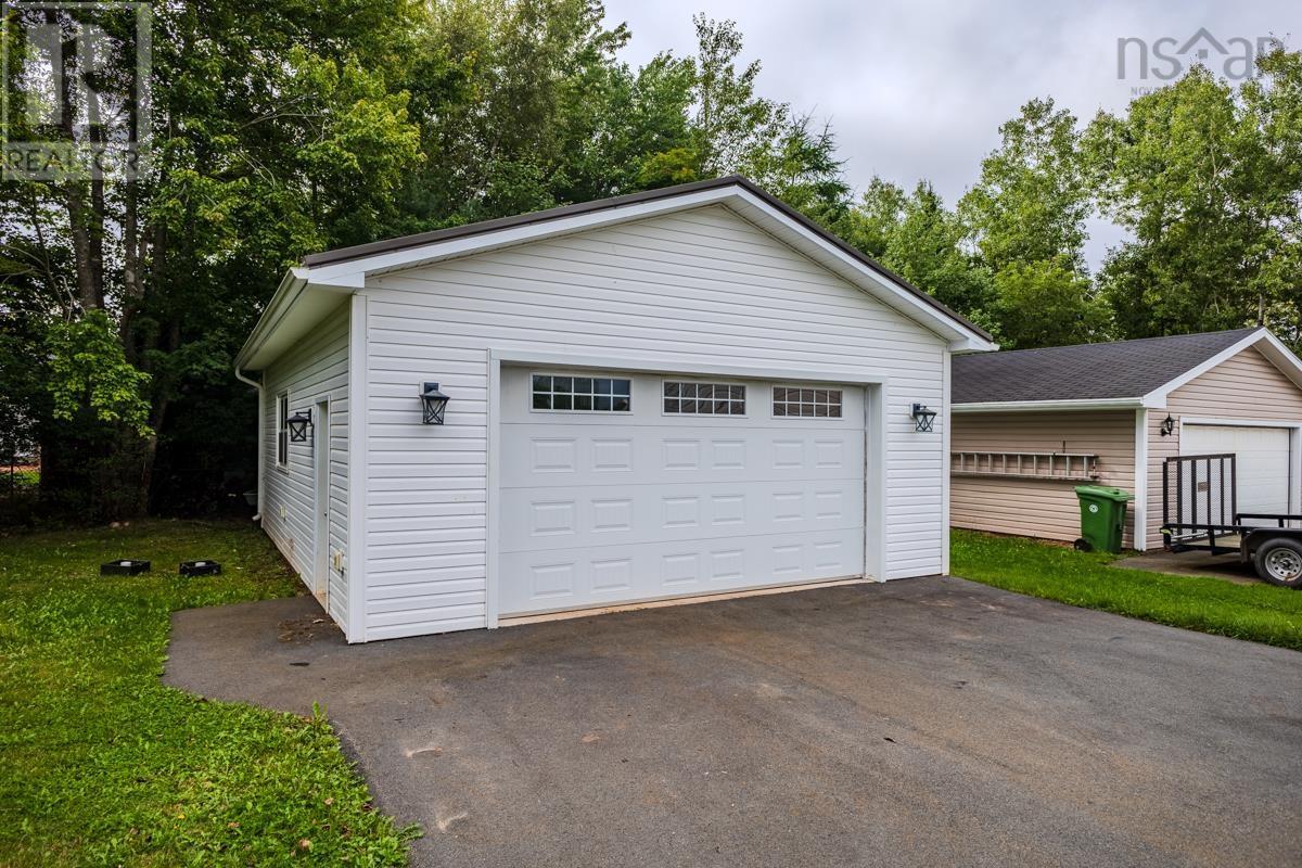 Property 36 of 48 of 122 MEADOWLAND Avenue