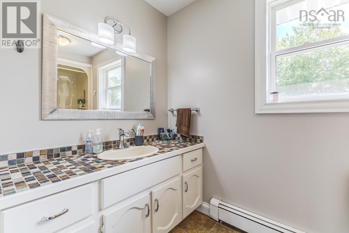 Property 32 of 48 of 122 MEADOWLAND Avenue