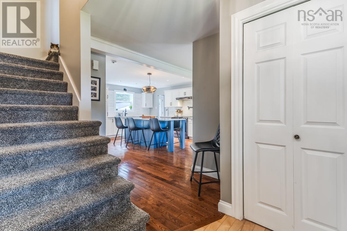 Property 22 of 48 of 122 MEADOWLAND Avenue