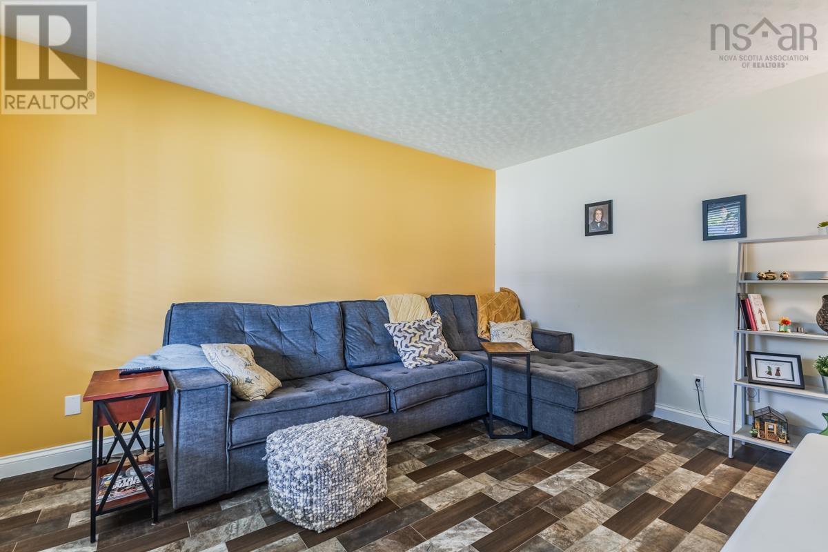 Property 20 of 48 of 122 MEADOWLAND Avenue