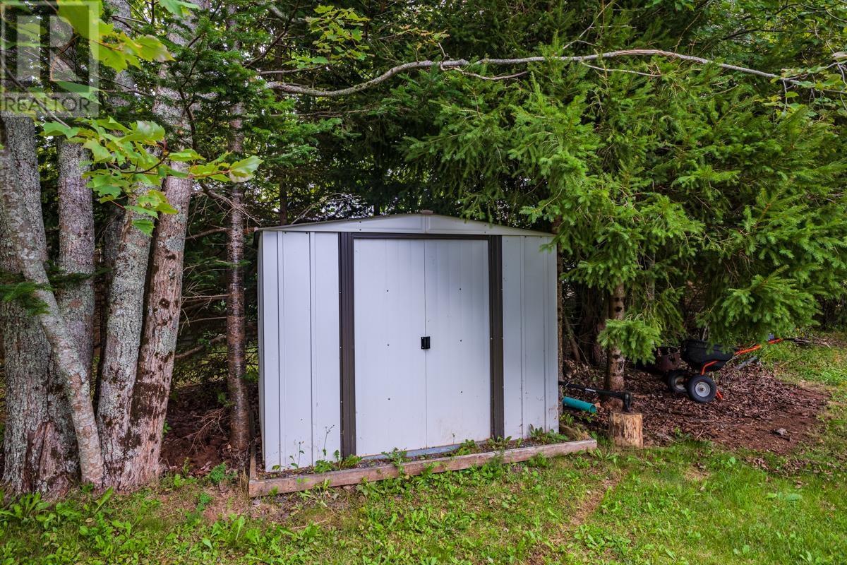 Property 42 of 48 of 122 MEADOWLAND Avenue