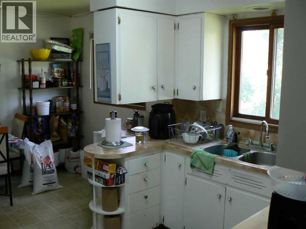 4836 55 Avenue - Photo 3 of 8, High Prairie, Alberta