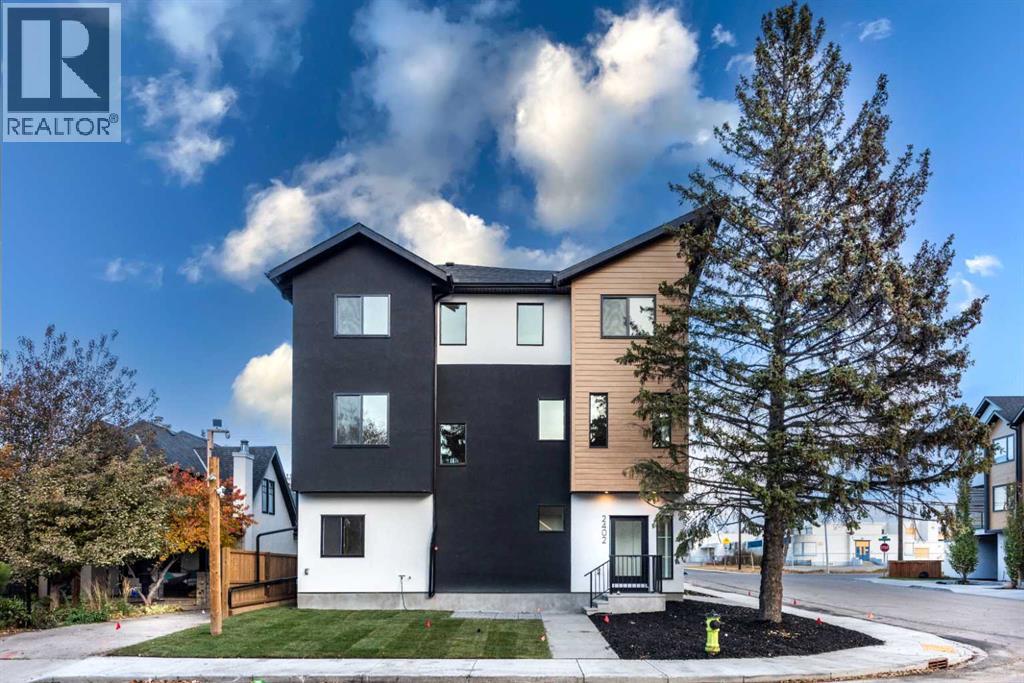 Single Family House for Sale in  Westmount Road NW West Hillhurst Calgary 