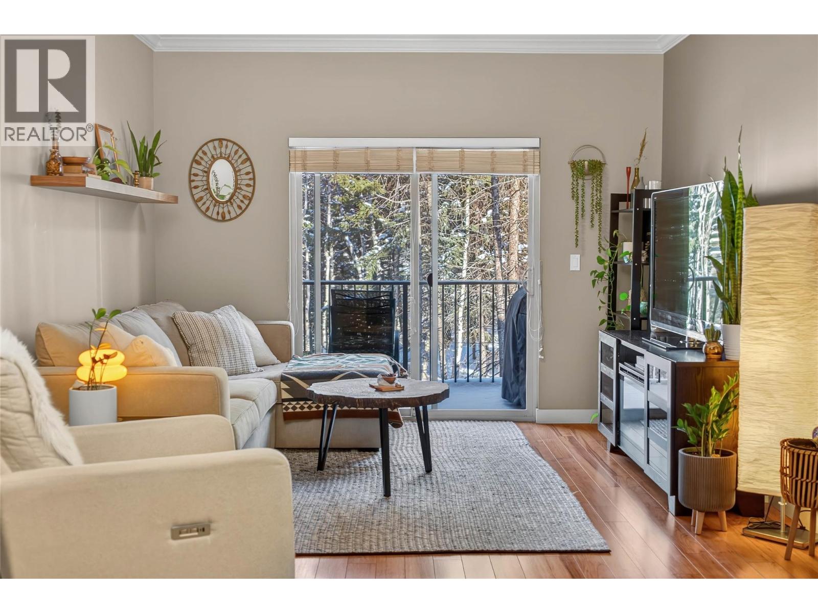 1330 WHITEWOOD Crescent 205