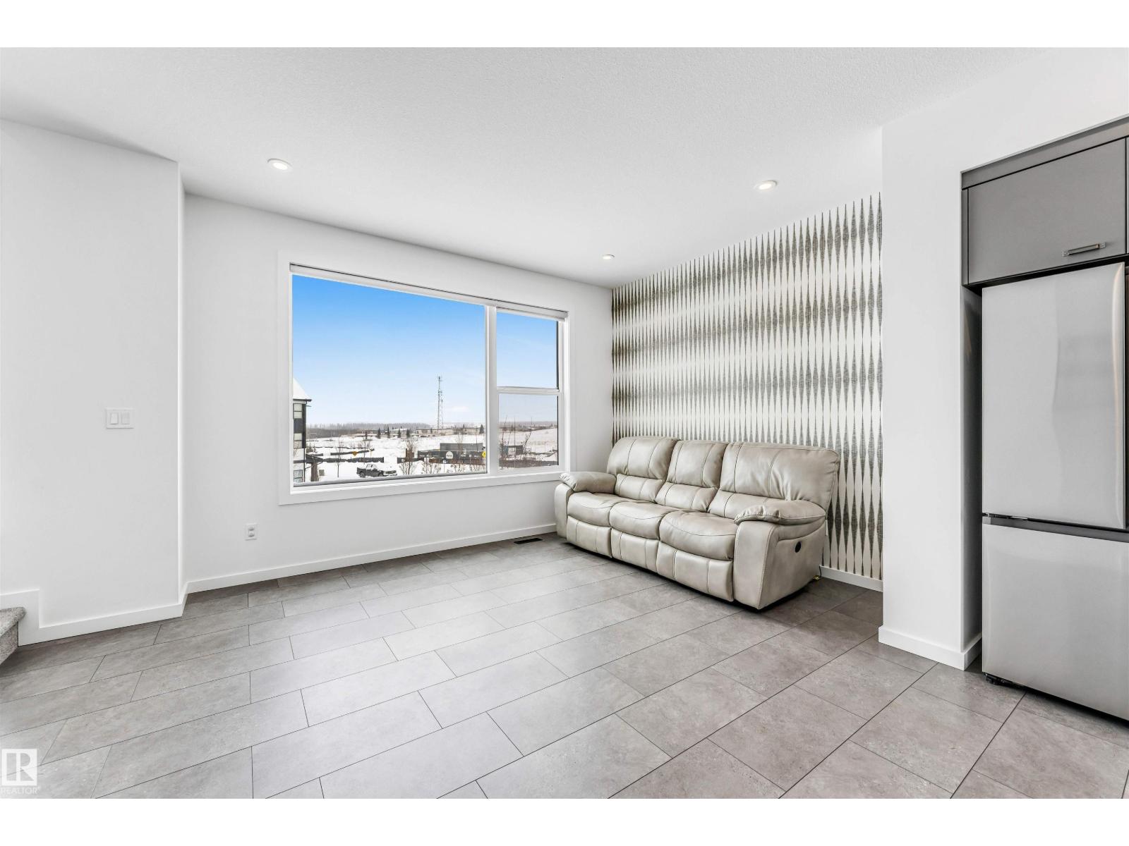 #77 5 RONDEAU DR - 33