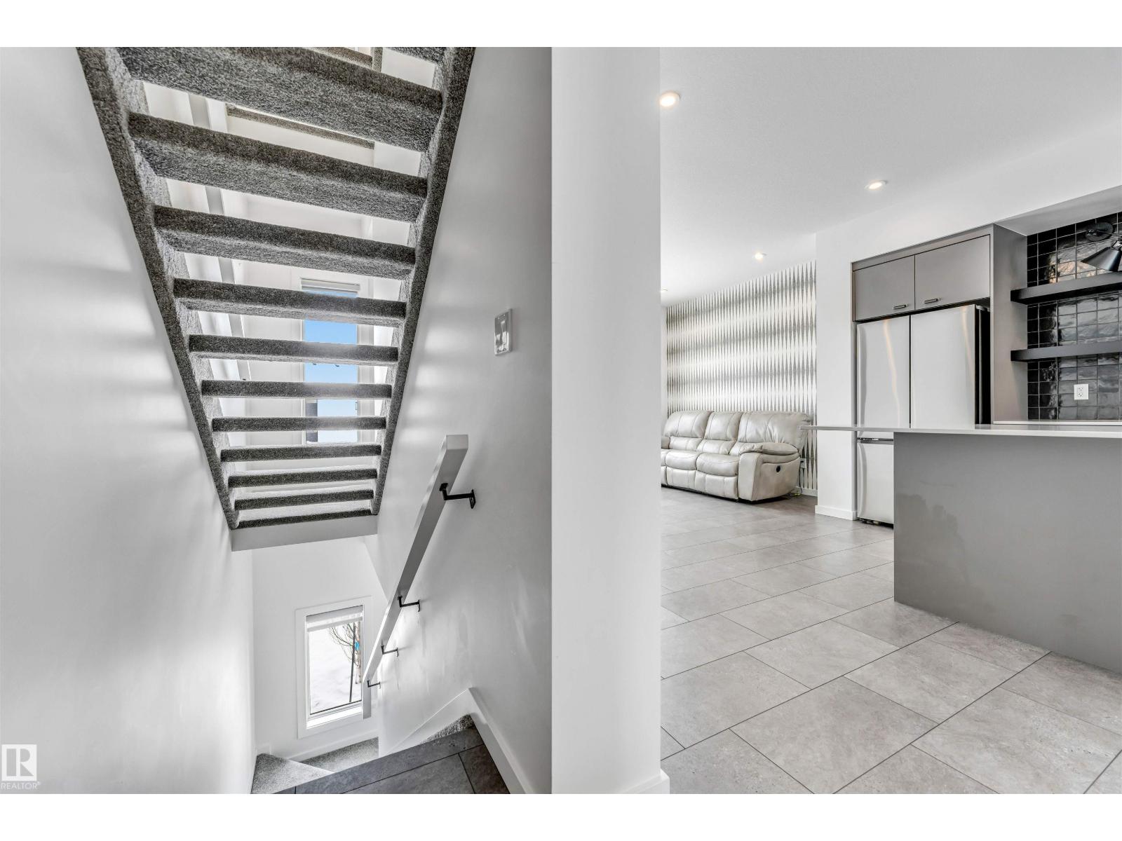 #77 5 RONDEAU DR - 36